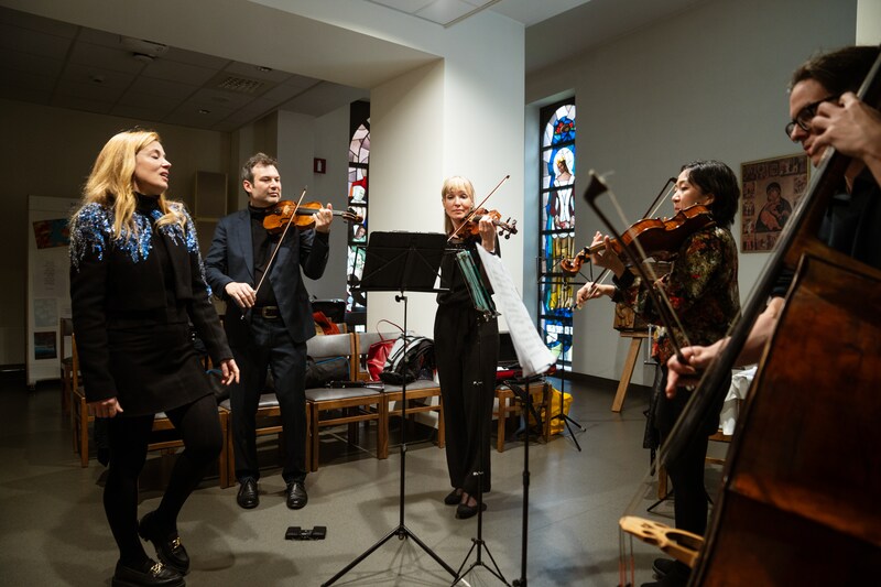 Zangeres Elise Caluwaerts en violist Lev Adamov (de eerste twee van links) richtten The Now Collective op.