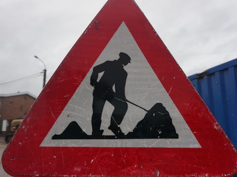 Algemeen bord voor wegenwerken als illustratie