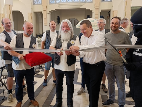 Johan Madalijns en schepen van Toerisme Mark Demesmaeker (N-VA) mochten het 25ste bierweekend officieel openen. Ook Mon, de mascotte van Duivelsbier van brouwerij Boon, stak een handje toe.