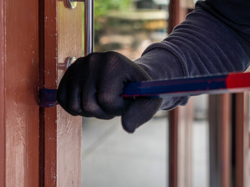 Poging tot woninginbraak mislukt nadat bewoner inbrekers betrapt
