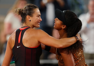 Nummer één van de wereld Aryna Sabalenka staat in kwartfinale na zege tegen Naomi Osaka