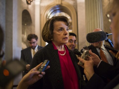 De Democratische Senator Diana Feinstein staat de pers te woord over het Benghazi-rapport.