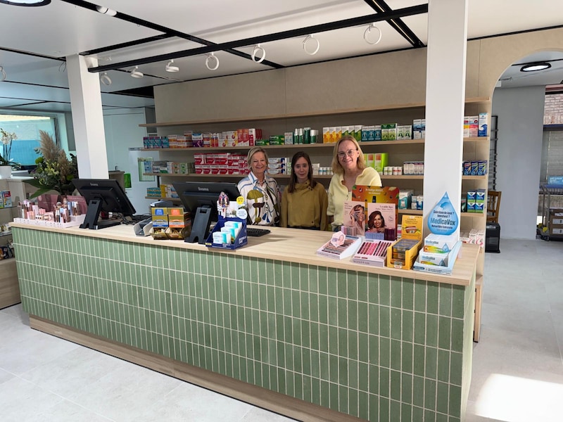 Caroline en haar twee collega's aan de nieuwe apotheek Vereenooghe in de Stationsstraat.