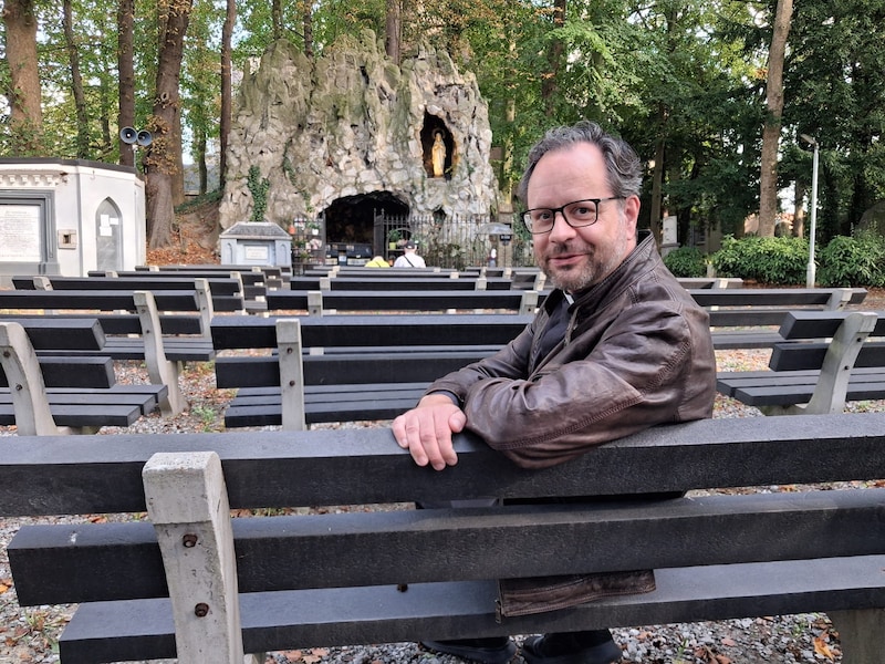 Pastoor Koen Janssen aan de Mariagrot in Edegem. Janssen is inmiddels een dikke maand actief in Mortsel en Edegem en wordt er zondag officieel verwelkomd.