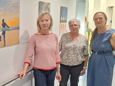 Revalideren tussen de kunst in Algemeen Ziekenhuis Oudenaarde : kleurrijke vogelmensen tonen patiënten hoe ze kunnen bewegen
