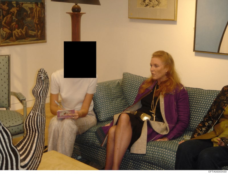 Sarah Ferguson, de toenmalige hertogin van York, op één van de vrijgegeven foto's uit de Epstein-files.