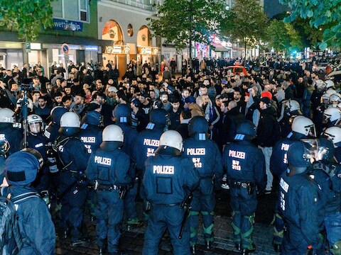 In Hamburg kwam het woensdag tot rellen tussen Koerdische betogers en radicale moslims.