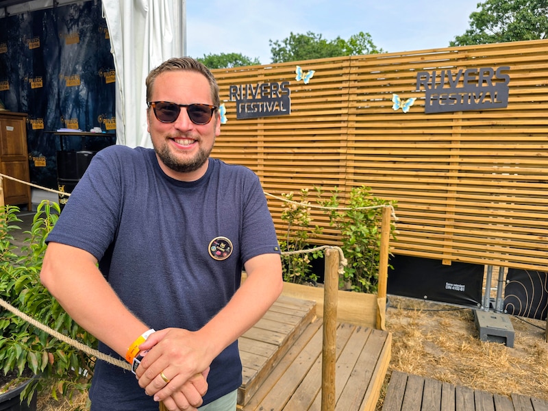 Burgemeester Kim Martens (40) over 10 jaar Rijvers: “Het festival is een ongelooflijke branding voor onze gemeente”