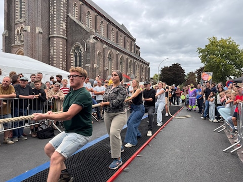 ‘Team College’ tijdens de touwtrekwedstrijd op het Gentbruggeplein in Gentbrugge.