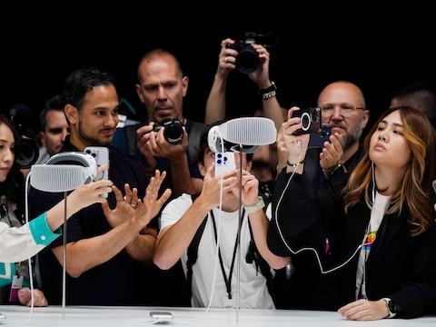 Journalisten verdringen zich om de Vision Pro, nieuwste gadget van Apple, te fotograferen. (05/06/23)
