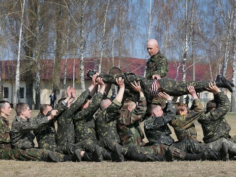 oekraïense militairen tijdens een training nabij Kiev.