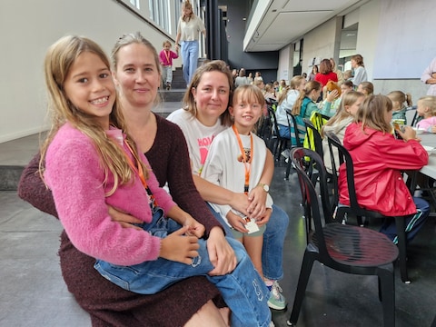 Collega's Valerie Hauwaert en Sara Van Hulle. Valerie is de mama van Elea (8), Sara zien we met Lize (7) op de schoot.