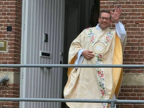 Malle en Zoersel hebben zondag afscheid genomen van hun pastoor Bart Goossens, die sinds deze maand zijn missie voortzet bij de pastorale eenheid Brasschaat-Kapellen