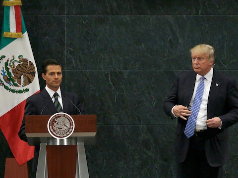 Het kan hartelijker: de Mexicaanse president en Donald Trump, toen nog presidentskandidaat, ontmoeten elkaar.