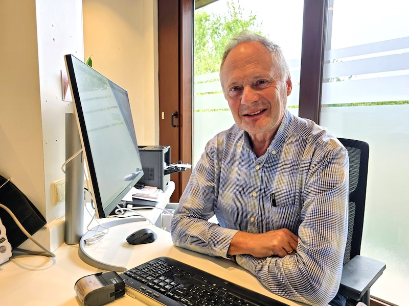 Dokter Luc Bonami in zijn praktijk in Lotenhulle.