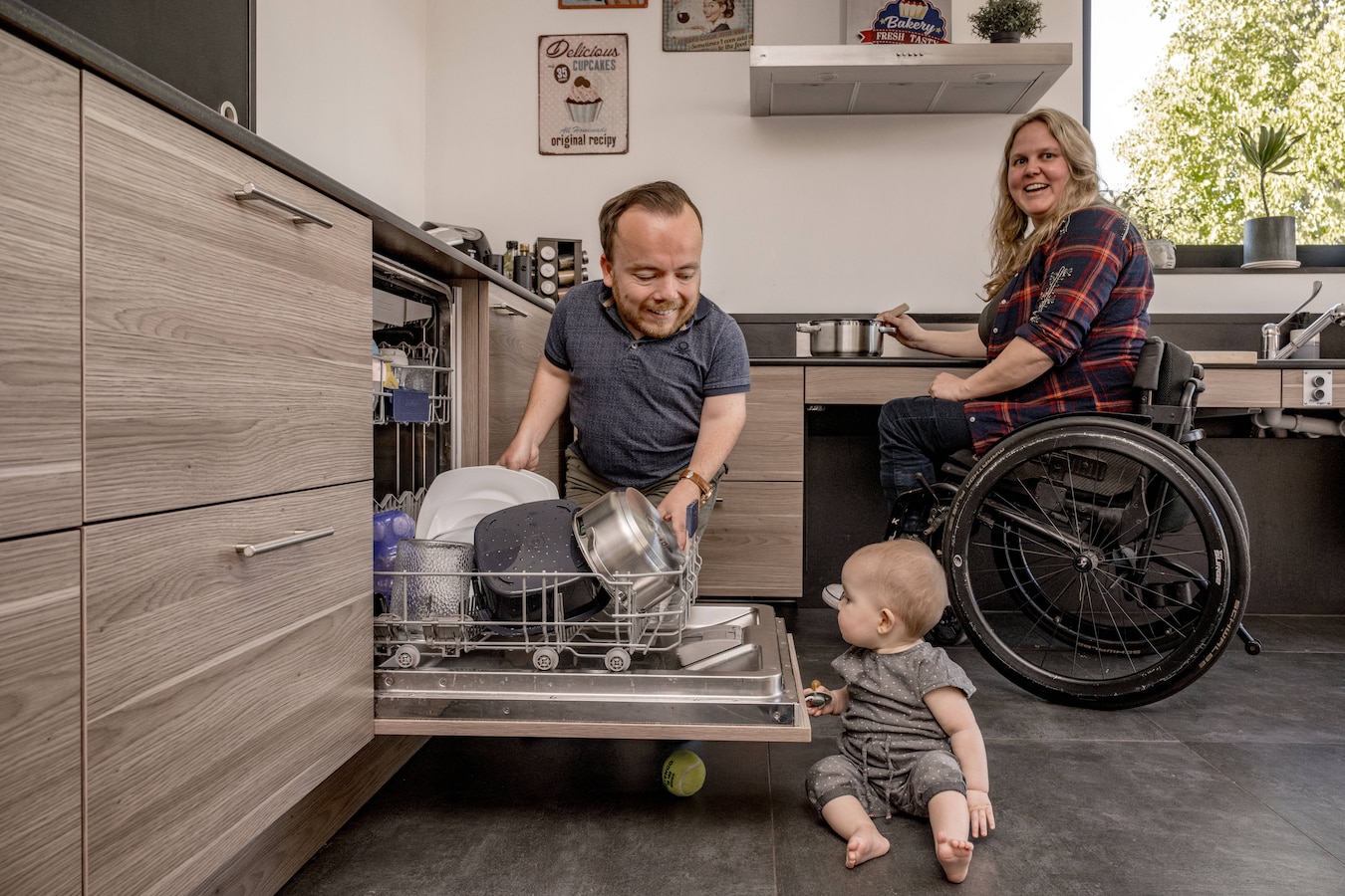 Zij zit in rolstoel, hij heeft dwerggroei. Toch kozen Lien (35) en Maarten ( 32) bewust voor een kind: “Wij geloven dat er voor álles een oplossing is”  | Foto | hln.be