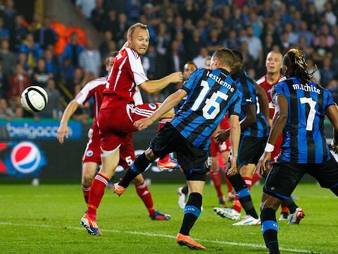 Het cruciale moment: Lestienne kopt raak, maar de goal wordt onterecht afgekeurd.