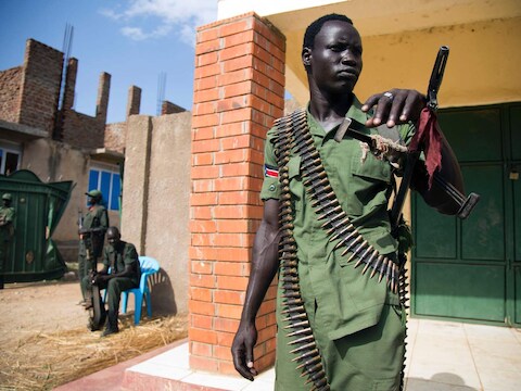 Een soldaat van Sudan Peoples Liberation Army in Opposition (SPLA-IO) in Juba.