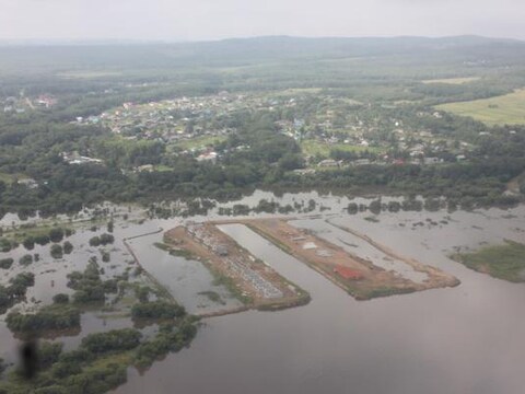 De overstroomde rivier Amoer in de Khabarovsk regio.