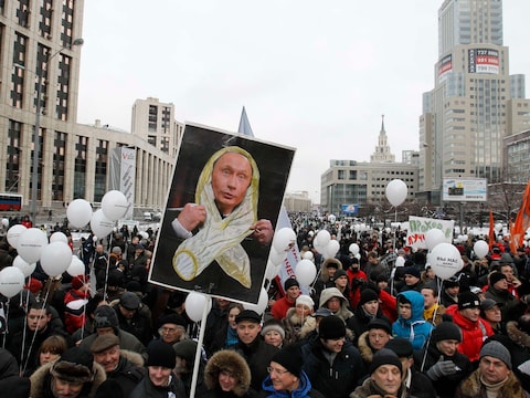 Een wit lint is al enkele weken het symbool van het Russisch protest. Poetin zei daarover dat hij dacht dat die linten condooms voorstelden.