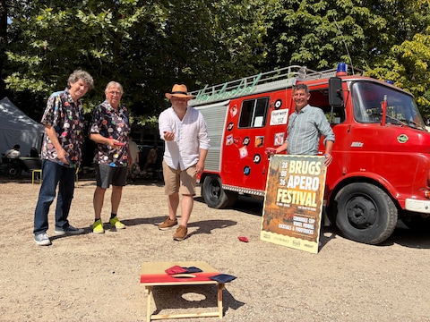 Een cornhole tornooi tijdens het eerste Brugs Apero Festival
