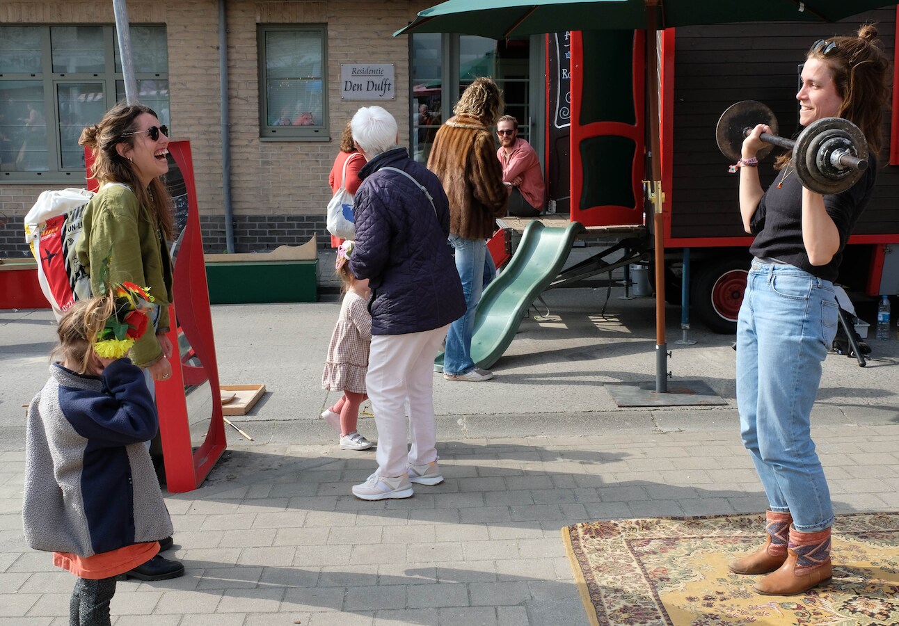 Gele Graafmachine Voor Kraaien Sloopt Vervallen Vastgoed Weg Voor De Toekomstige Bouw Van Een Modern Huis Nieuw Wolken Stof Rond Image261726830
