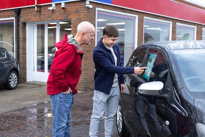 Buitenlandse tweedehandsauto is vaak luxueuzer én tot de helft goedkoper: wat je moet weten als je een wagen importeert