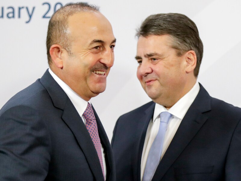 Turks buitenlandminister Mevlut Cavusoglu (links) en zijn Duitse ambtgenoot Sigmar Gabriel tijdens een ontmoeting vorige maand in Bonn.
