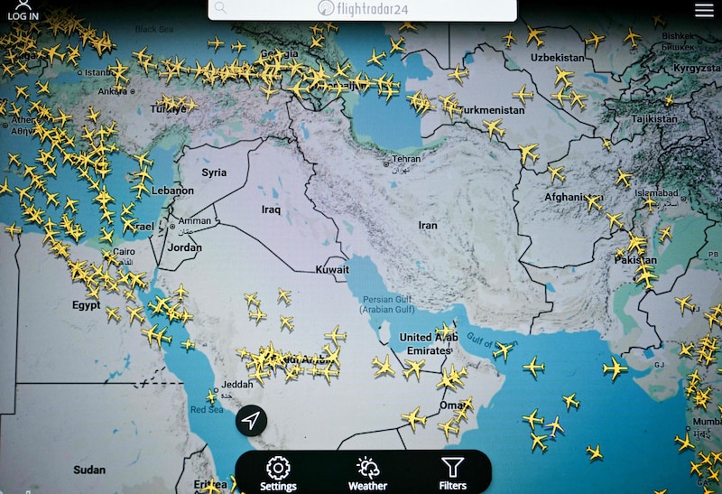 Een pagina op de website van Flightradar 24 toont civiele vluchten die het Iraanse en Iraakse luchtruim vermijden. De grootste verstoring van het wereldwijde luchtverkeer sinds de coronapandemie zet zich voort op 1 maart 2026.
