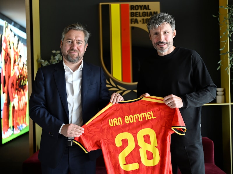 “Voor WK al gesproken”: Sports Director Vincent Mannaert over hoe bond uitkwam bij Mark van Bommel als nieuwe bondscoach