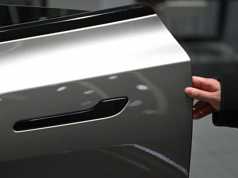 Tesla en tien andere autofabrikanten roepen miljoenen auto’s in China terug door nieuwe regelgeving over deurvergrendelingen. 