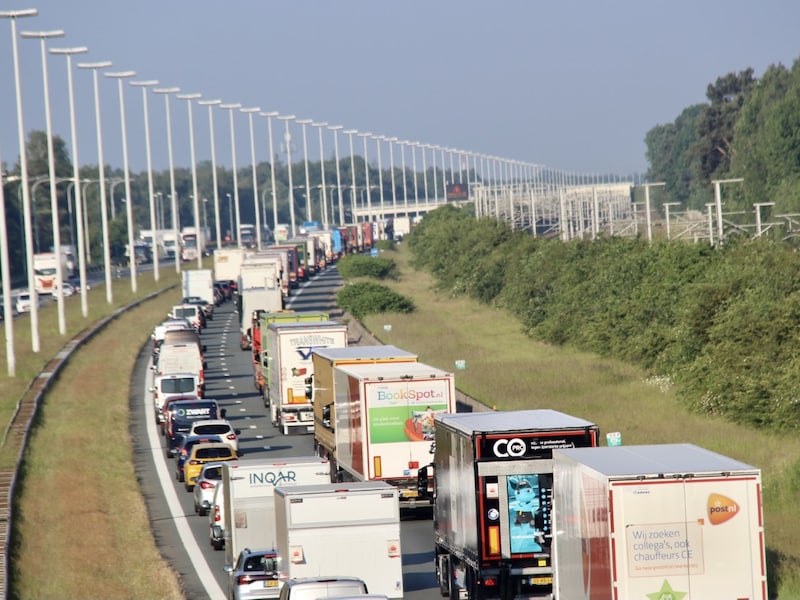 Ruim half uur file op E19 richting Nederland: rijstrook versperd ter hoogte van Sint-Job-in-’t-Goor