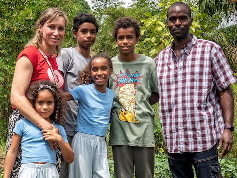 Kim Gevaert en Djeke Mambo met hun kinderen Vince, Romeo, Lili en Nora.