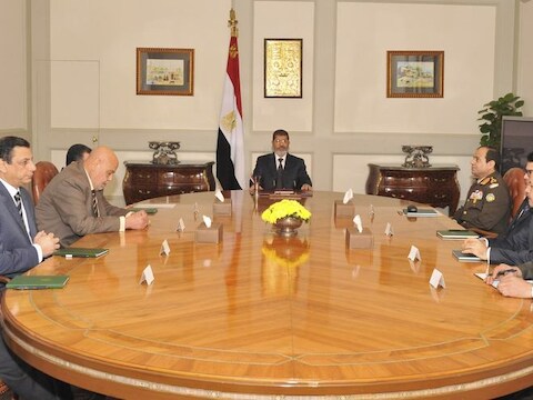 President Mohammed Mursi (midden) houdt een vergadering met zijn kabinet.