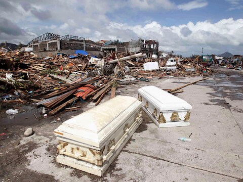 Lege doodskisten op straat in de zwaar getroffen stad Tacloban.