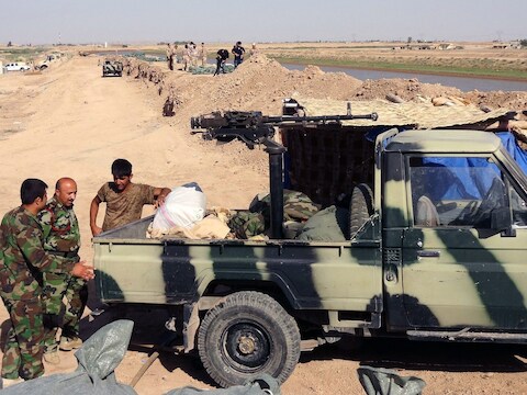 Koerdische soldaten beschermen een gebied tussen Kirkuk in het noorden van Irak en Tikrit.