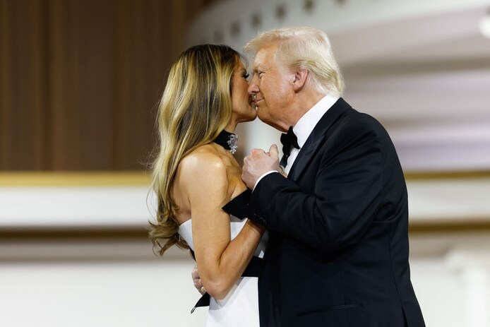 in-beeld-trump-en-first-lady-melania-dansen-op-inauguratieballs