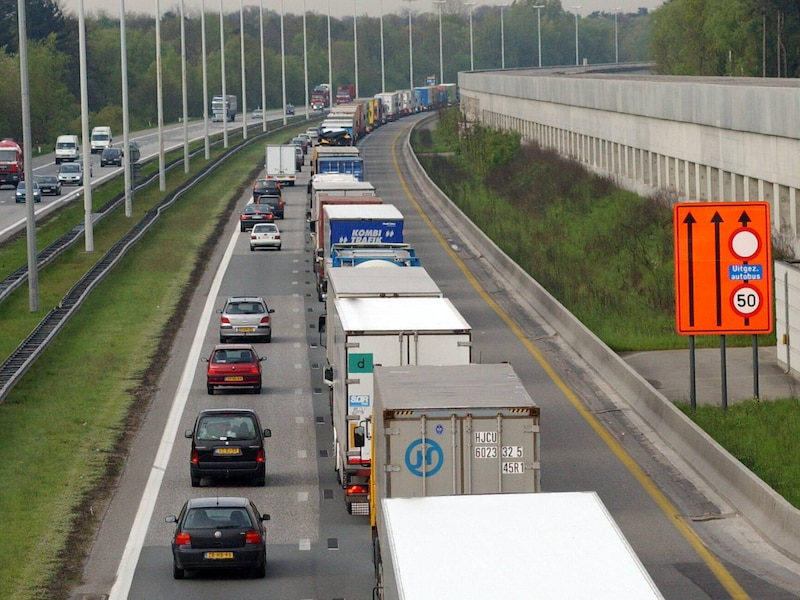 Uur file op E19 richting Antwerpen vanaf Loenhout: rijstrook versperd ter hoogte van Brecht