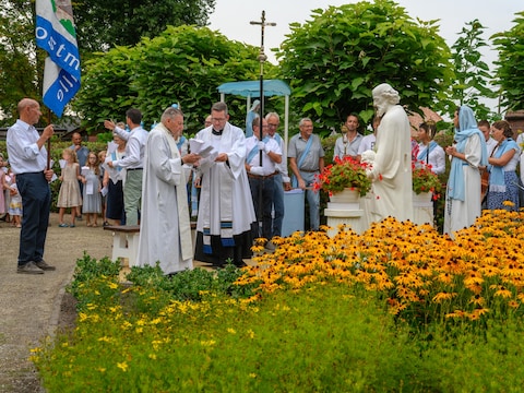 Het geredde en gerestaureerde Sint-Jozefbeeld wordt gezegend op de viering in het Mariapark in Oostmalle