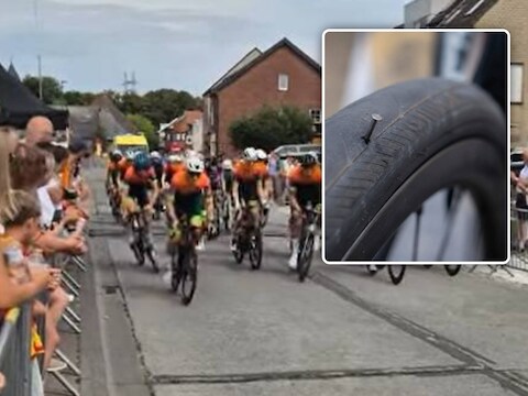De straten werden zorgvuldig geveegd, maar toch strooide iemand tot twee keer toe nageltjes op het parcours, waardoor er renners lek reden.