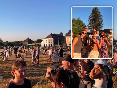 Honderden kijklustigen verzamelden woensdagavond op De Tuimelaar in Essenbeek om samen de gedeeltelijke zonsverduistering te bewonderen.