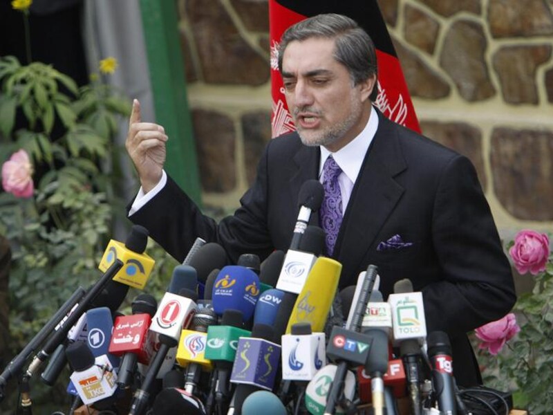 De Afghaanse presidentskandidaat Abdullah Abdullah beweert dat de herverkiezing van Hamid Karzai onwettig is.