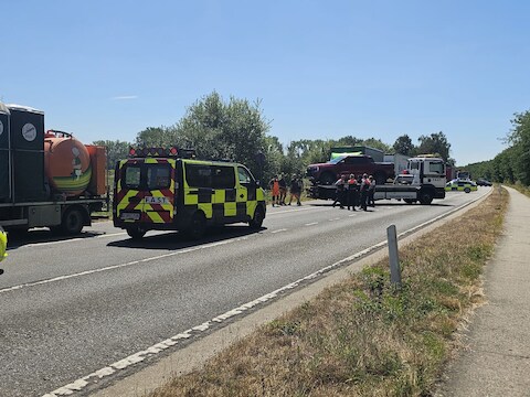 Op de Uilmolenweg in Mechelen zijn een vrachtwagen en een personenwagen met elkaar in aanrijding gekomen. 