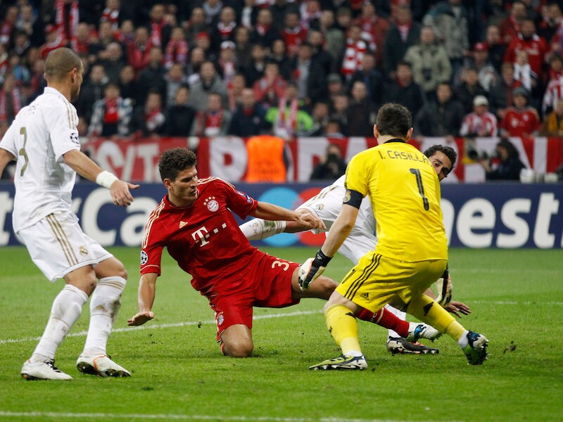 Gomez tikt op voorzet van Lahm de 2-1 in de 90ste minuut binnen.