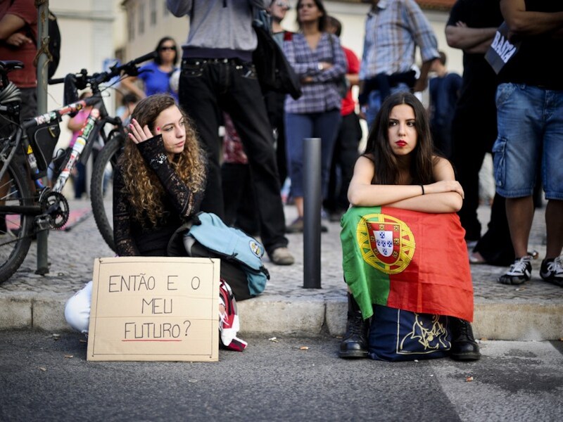 "Wat met mijn toekomst?", vraagt dit meisje zich voor het Portugese parlement af.