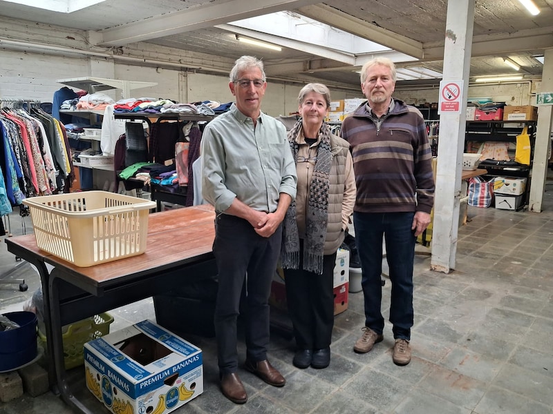Vrijwilligers Herman Hendrickx, Andrée De La Porte en Dirk Verwerft in de nieuwe uitvalsbasis van sociale winkel De Loods in Borsbeek.