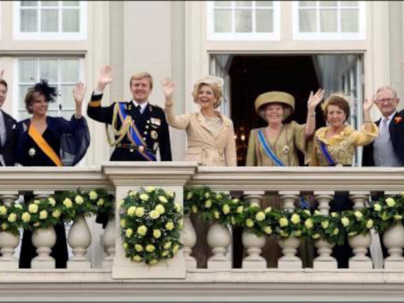 De Nederlandse koninklijke familie vanaf het balkon van paleis Noordeinde tijdens Prinsjesdag.