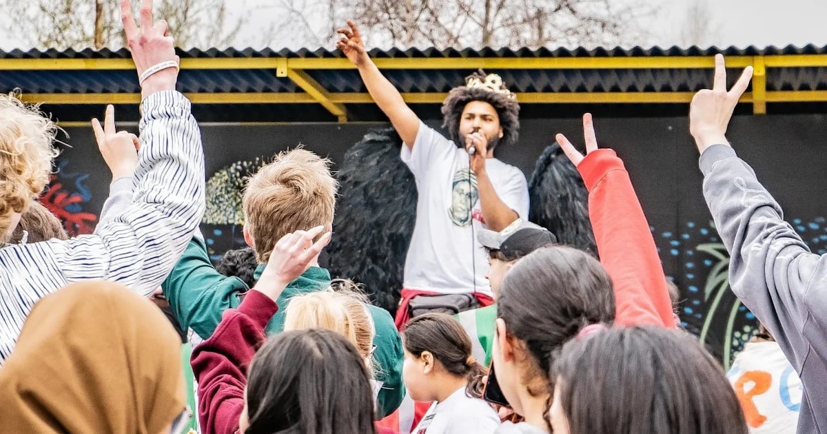Rapper Yeboah (27) mag als nationale held naar de koning: “Ik hoop dat ...