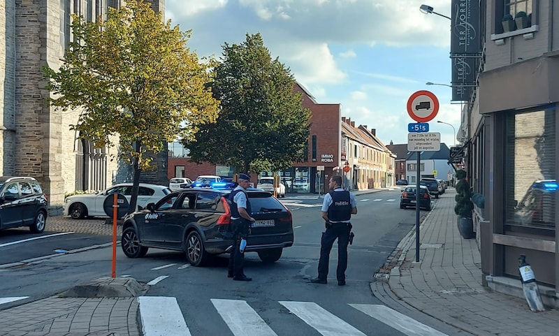 In Waregem werden de straten naar het VTI afgesloten. De gezochte jongeman zou er school hebben gelopen.