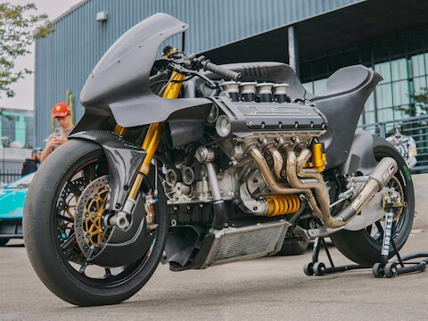 Dit krijg je als je een Ferrari-motor in een motorfiets bouwt